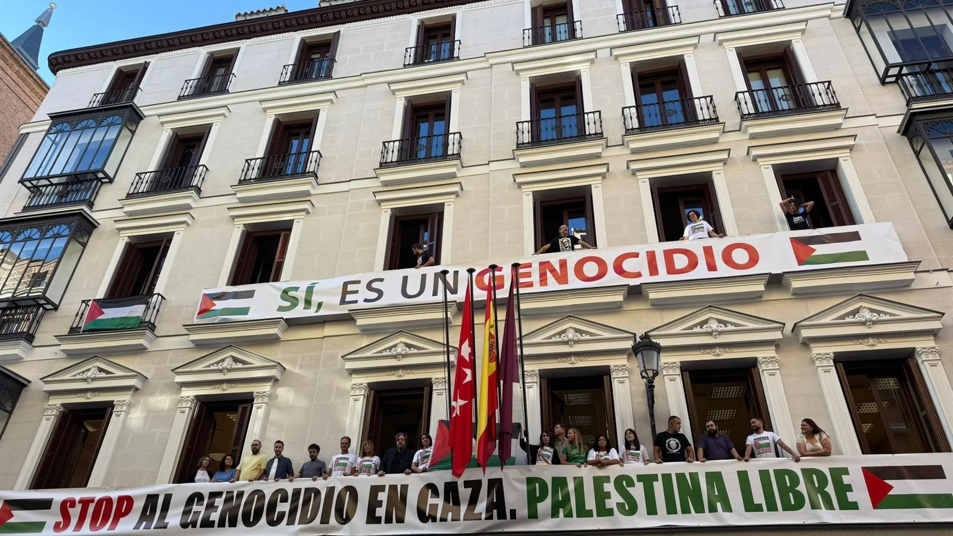 MADRID.-AMP.- Más Madrid despliega una bandera de Palestina y pancartas en el Edificio de Grupos: "Sí, es un genocidio"