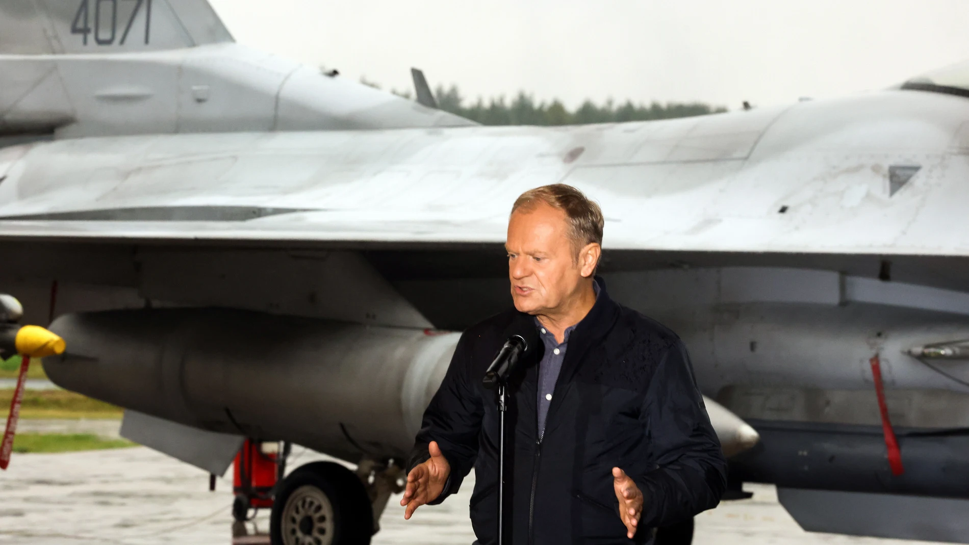 Lask (Poland), 11/09/2025.- Polish Prime Minister Donald Tusk speaks to the media during a visit to the 32nd Tactical Air Base in Lask, Poland, 11 September 2025. Tusk thanked the air force personnel a day after the military shot down Russian drones that violated Polish airspace. (Polonia) EFE/EPA/MARIAN ZUBRZYCKI POLAND OUT