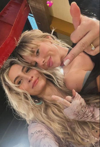 Paris Jackson y Ester Expósito