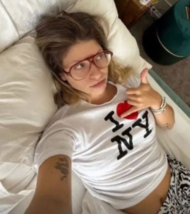 Anita Matamoros en la cama con dolores dervicales