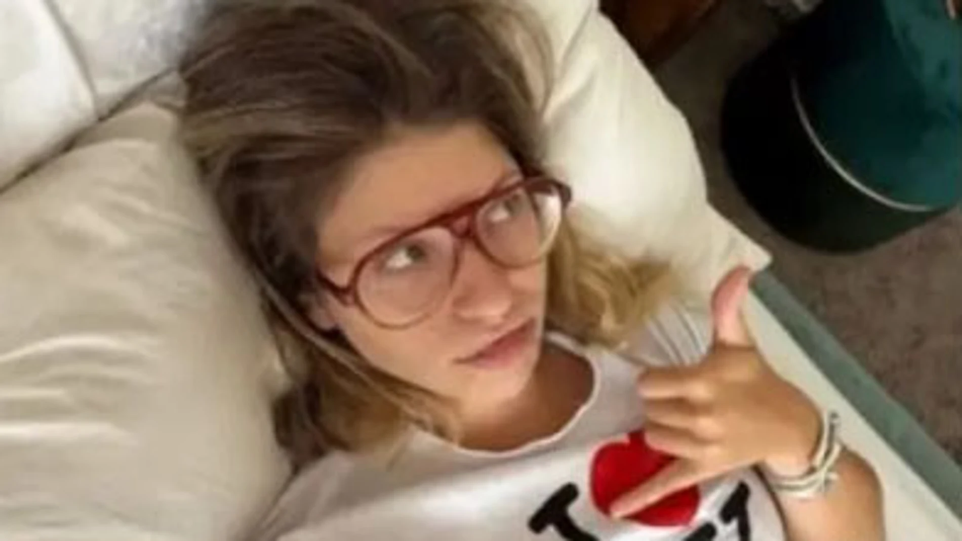 Anita Matamoros en la cama con dolores dervicales