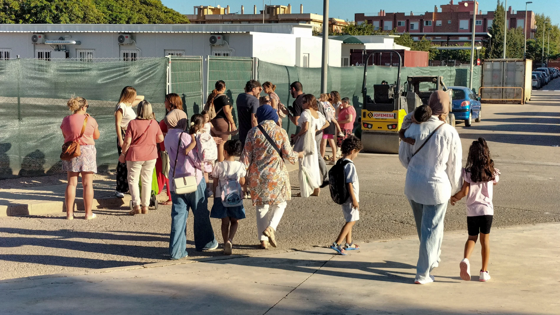 GRAFCVA9178. VALÈNCIA, 11/09/2025.- Un grupo de niños y nilas espera junto a sus padres a las puertas del CEIP Orba de Alfafar para entar en su primer día de clase. El curso escolar 2025/2026 comienza este jueves en los cuatro centros de Algemesí, Alfafar y Massanassa -tres de los municipios más afectados por la dana- que no pudieron hacerlo en las fechas previstas, cuatro días después que el resto de centros de la Comunitat Valenciana. EFE/Eusebio Calatayud