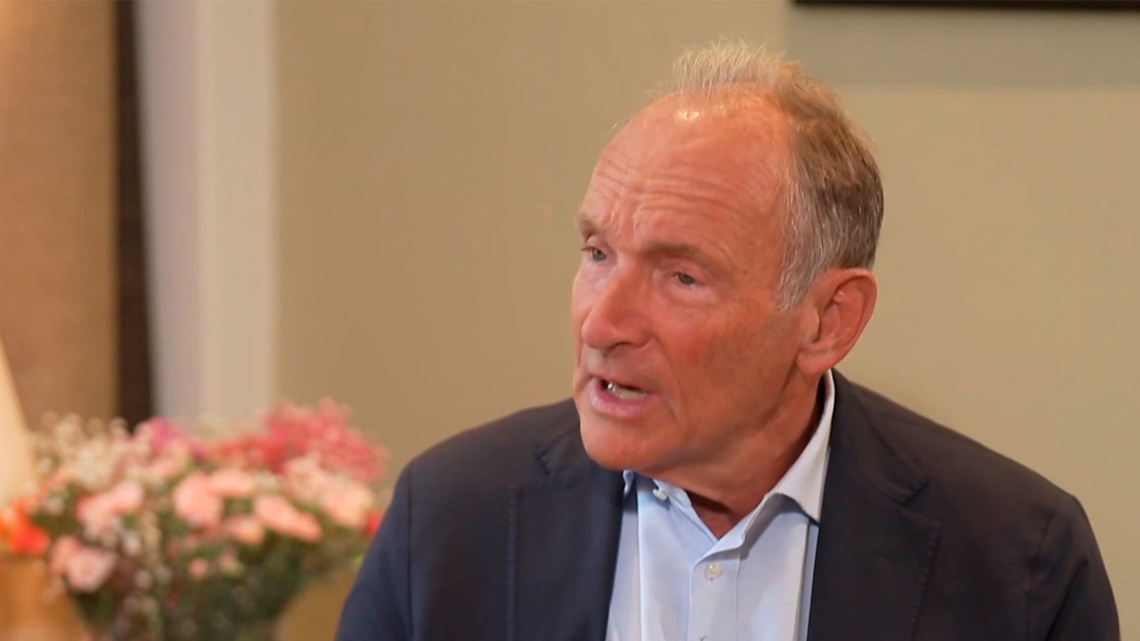 Tim Berners-Lee, el "padre" de Internet, cree que los algoritmos adictivos deberían ser ilegales