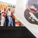 Despliegan un gran retrato del Rey boca a bajo en del acto político de la ANC en Barcelona