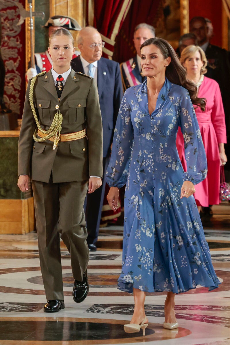 La Reina Letizia con vestido de Juan Vidal.