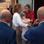 Blanco y Pardo tratan de consolar a una mujer afectada por los incendios de este verano en Castrocalbón (León)