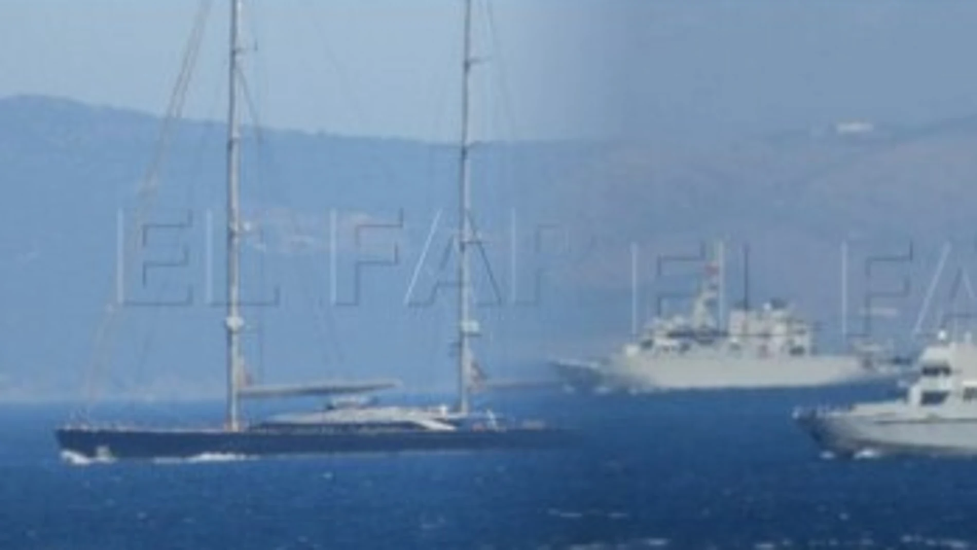 Un yate marroquí escoltado por buques de guerra cerca de Ceuta