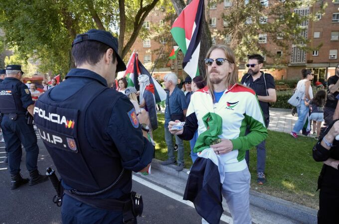 Ciclismo/Vuelta.- 2 detenidos con simbología pro Palestina al saltar al recorrido de la crono de la Vuelta en Valladolid