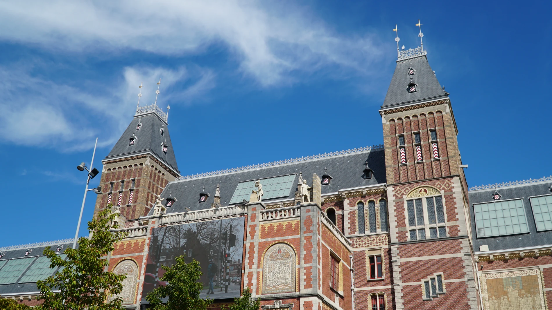 ÁMSTERDAM, 11/09/2025.- a fachada del Rijksmuseum con la pantalla instalada donde se retransmitirá de forma continuada el largometraje de 34 horas de duración Ciudad Ocupada . EFE/ Imane Rachidi