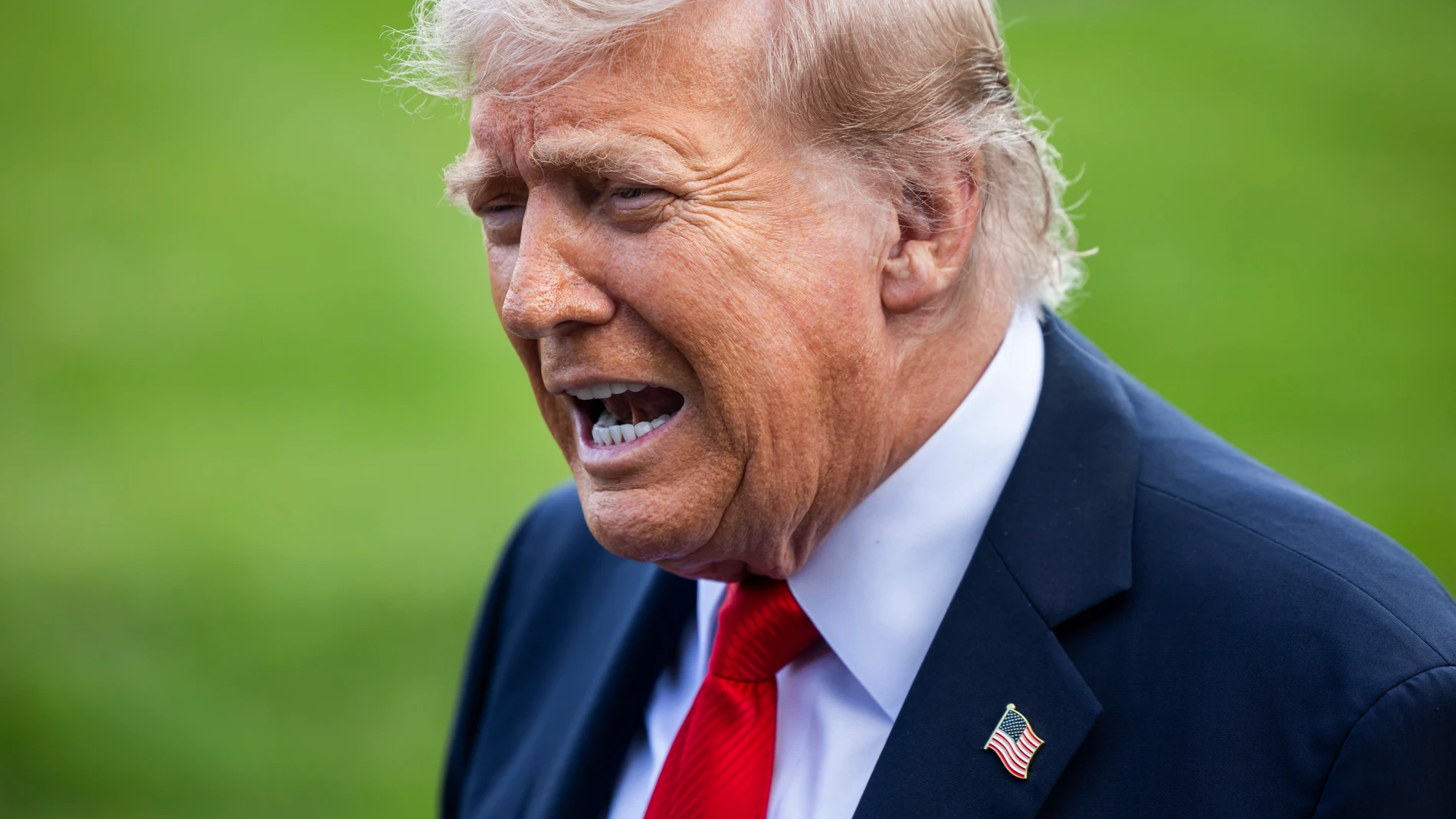 WASHINGTON (United States), 11/09/2025.- US President Donald Trump speaks to reporters about the murder of Turning Point founder Charlie Kirk as he leaves the White House for New York City in Washington, DC, USA, 11 September 2025. Trump said law enforcement was making ‘big progress’ towards finding the killer. (Nueva York) EFE/EPA/JIM LO SCALZO