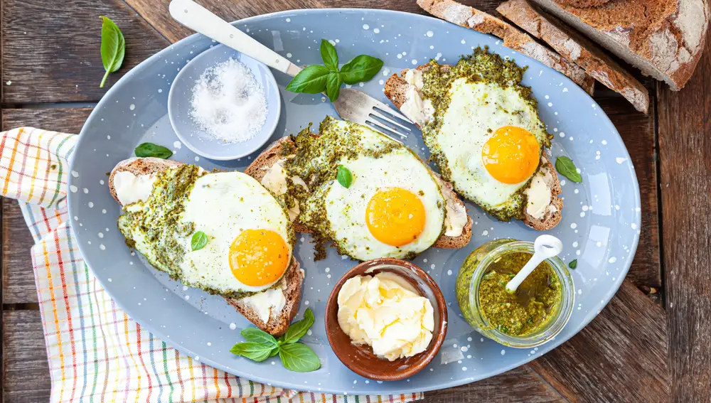 Huevos con pesto