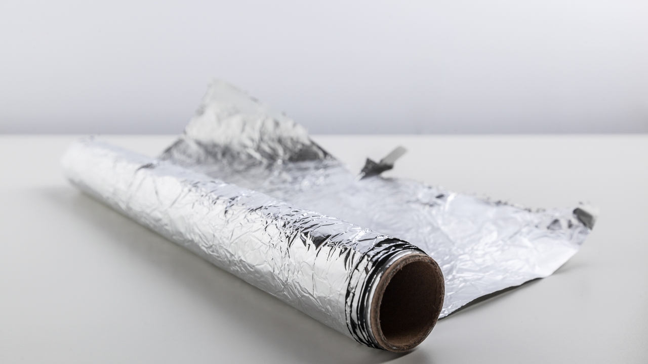 El truco del papel de aluminio que ayuda a que tus plantas crezcan sanas y fuertes