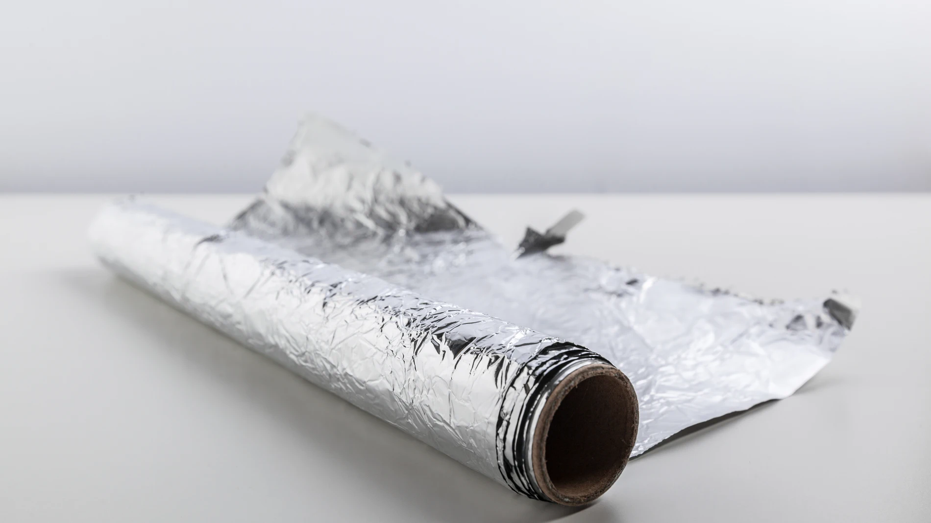 El truco del papel de aluminio que ayuda a que tus plantas crezcan sanas y fuertes