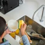 Niño fregando los platos