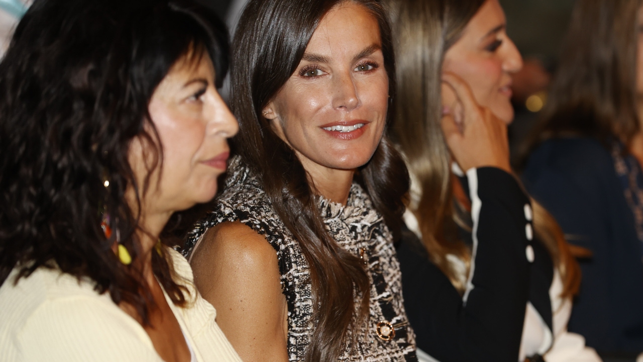 Chaleco de tweed y Mary Jane blancas: el look parisino de la Reina Letizia que será inspiración este otoño