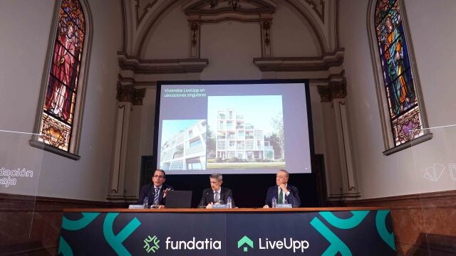 De izquierda a derecha, el director general de la Fundación Unicaja, Sergio Corral; el presidente de la Fundación Unicaja, José M. Domínguez, y el secretario de los consejos de administración de Fundatia y LiveUpp, Manuel Atencia.