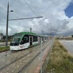 Un autobús se estrella contra el metro en Granada
