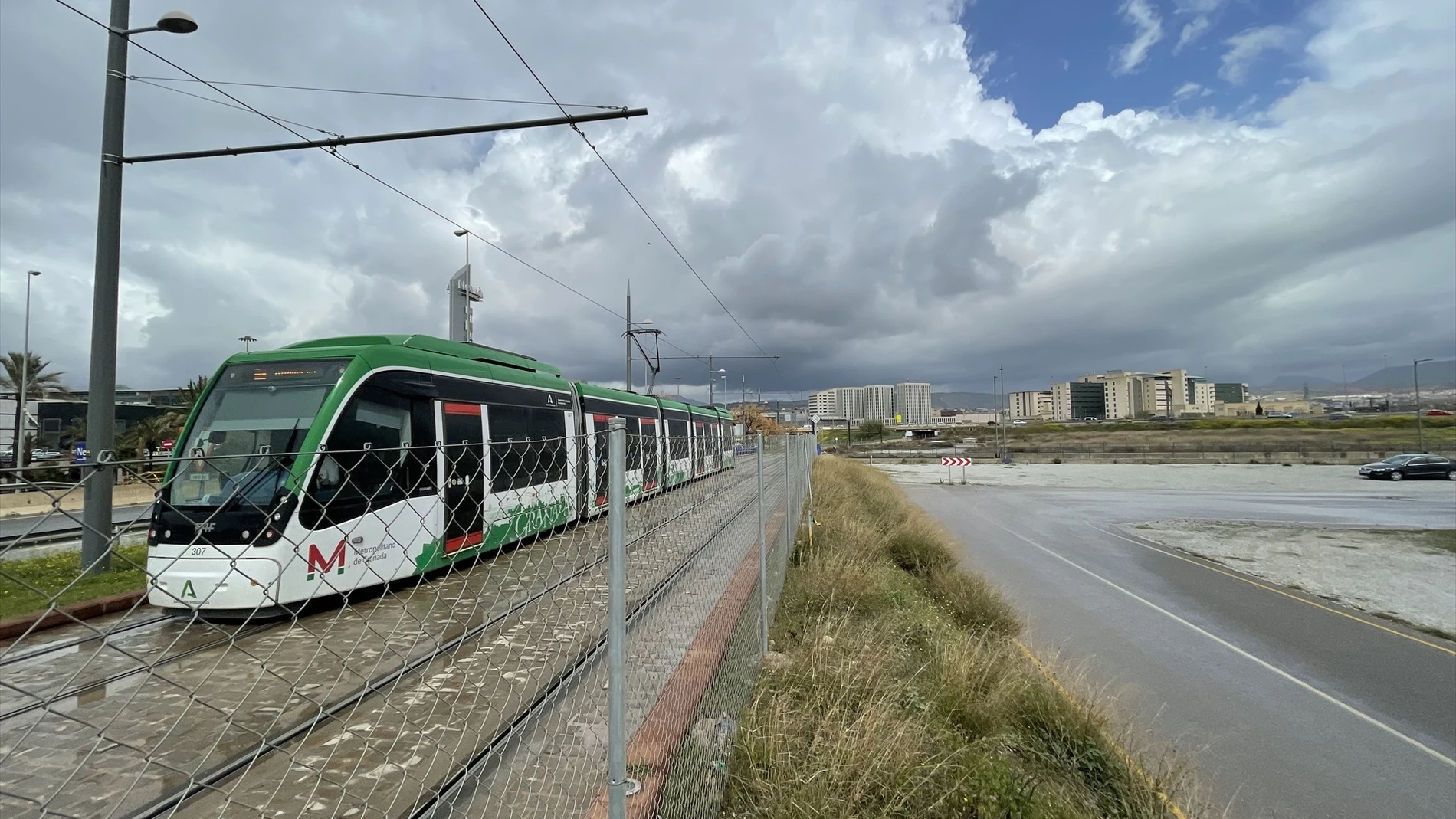 Un autobús se estrella contra el metro en Granada