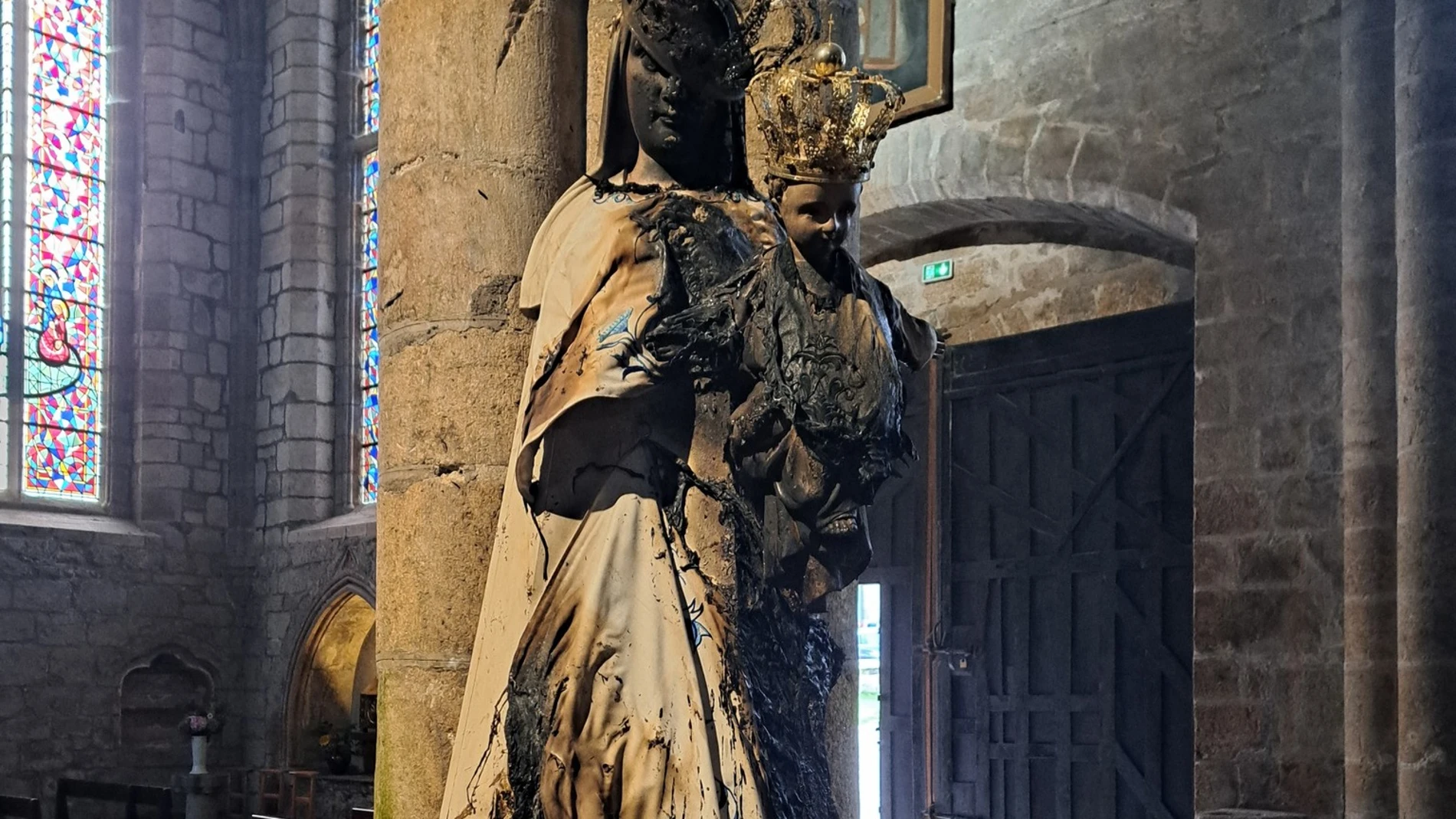 Consternación en Francia después de que incendien una Virgen María en una iglesia durante la mis