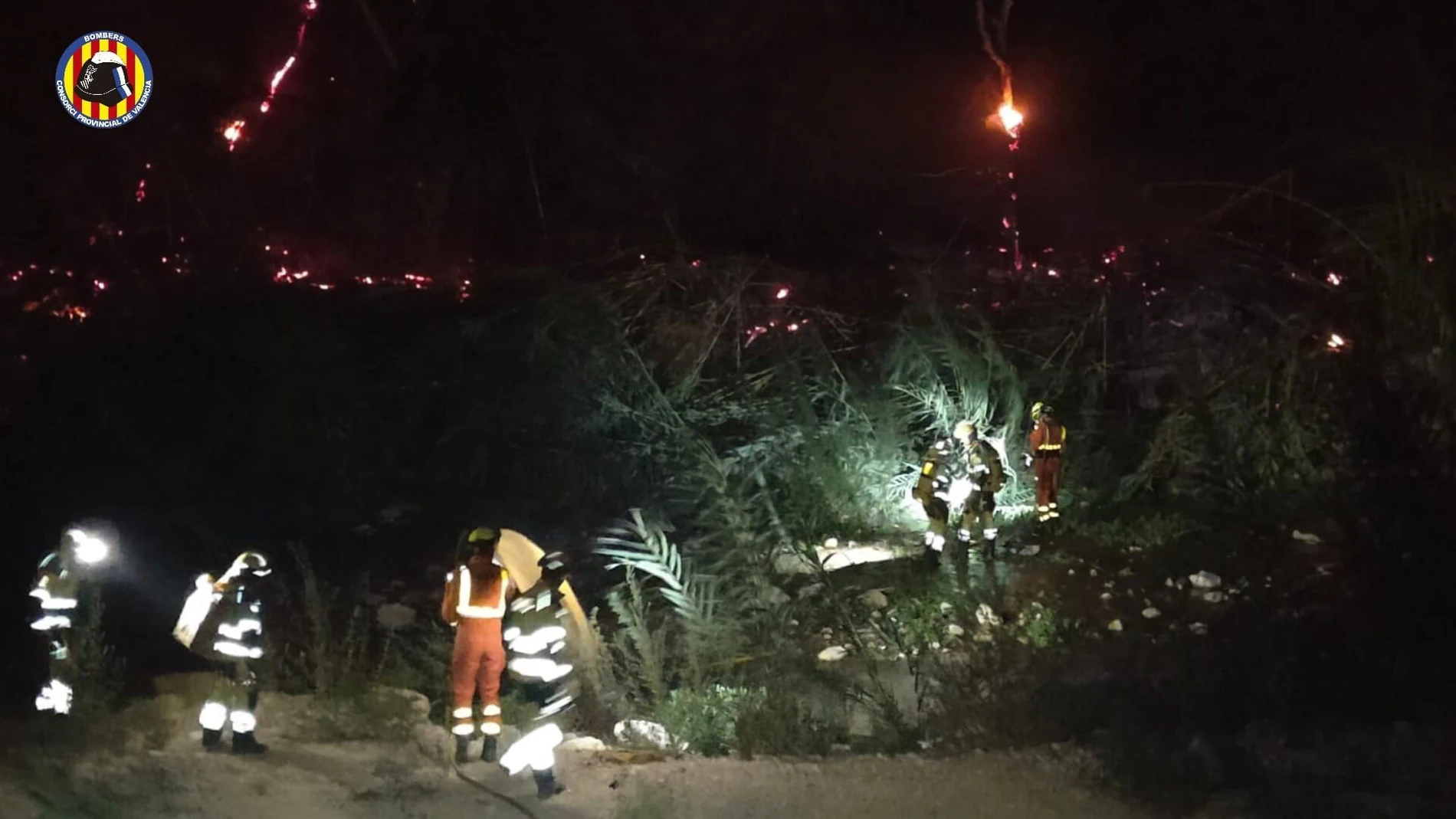 Sucesos.-El incendio en Buñol (Valencia) que obligó al desalojo de viviendas sigue activo con evolución positiva