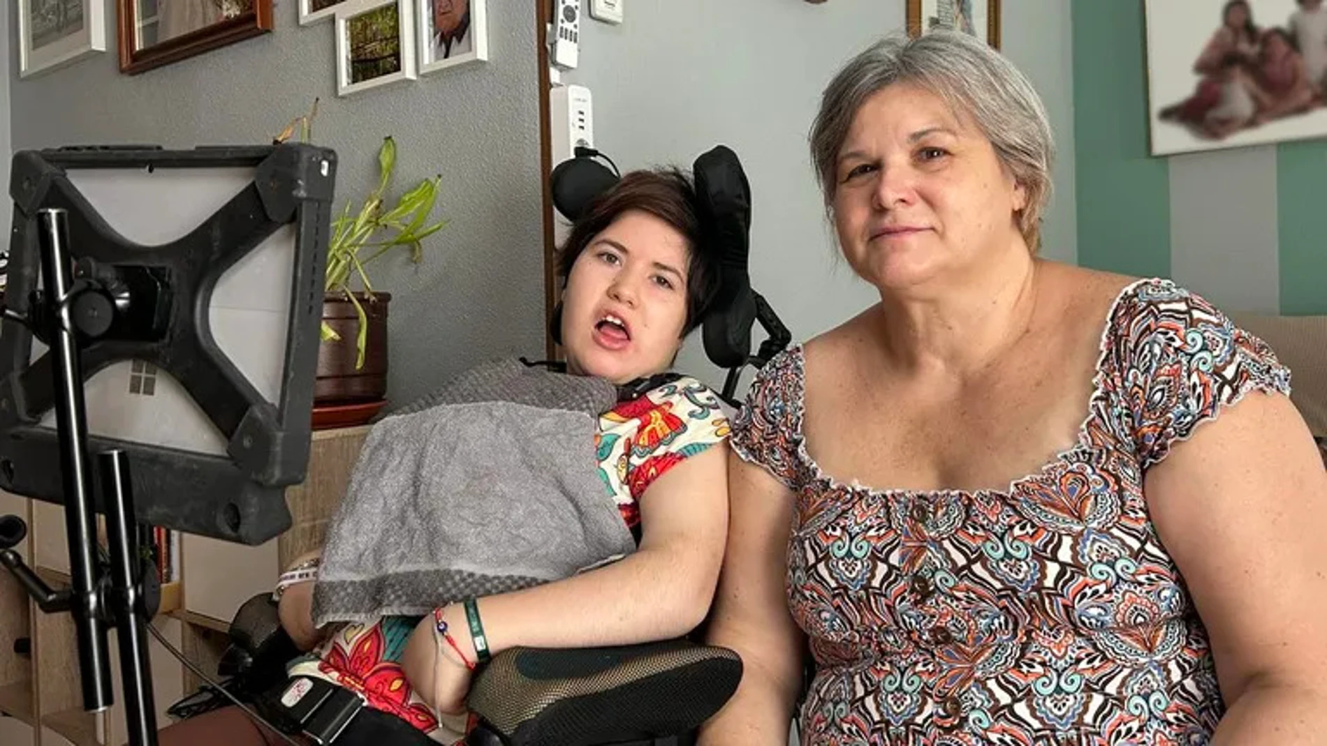 Elsa, la primera joven con ELA infantil en España, llega a la universidad tras años de obstáculos