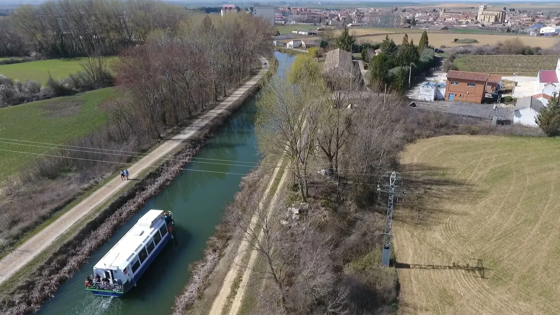 Ramal navegable del Canal de Castilla a su paso por la localidad palentina de Frómista