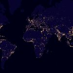 La interfaz principal de la página muestra una visión satelital de la Tierra con luces nocturnas en las principales localizaciones