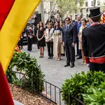 El Govern de la Generalitat, encabezado por su presidente, Salvador Illa, en la ofrenda al monumento de Rafael Casanova por la Diada de Catalunya