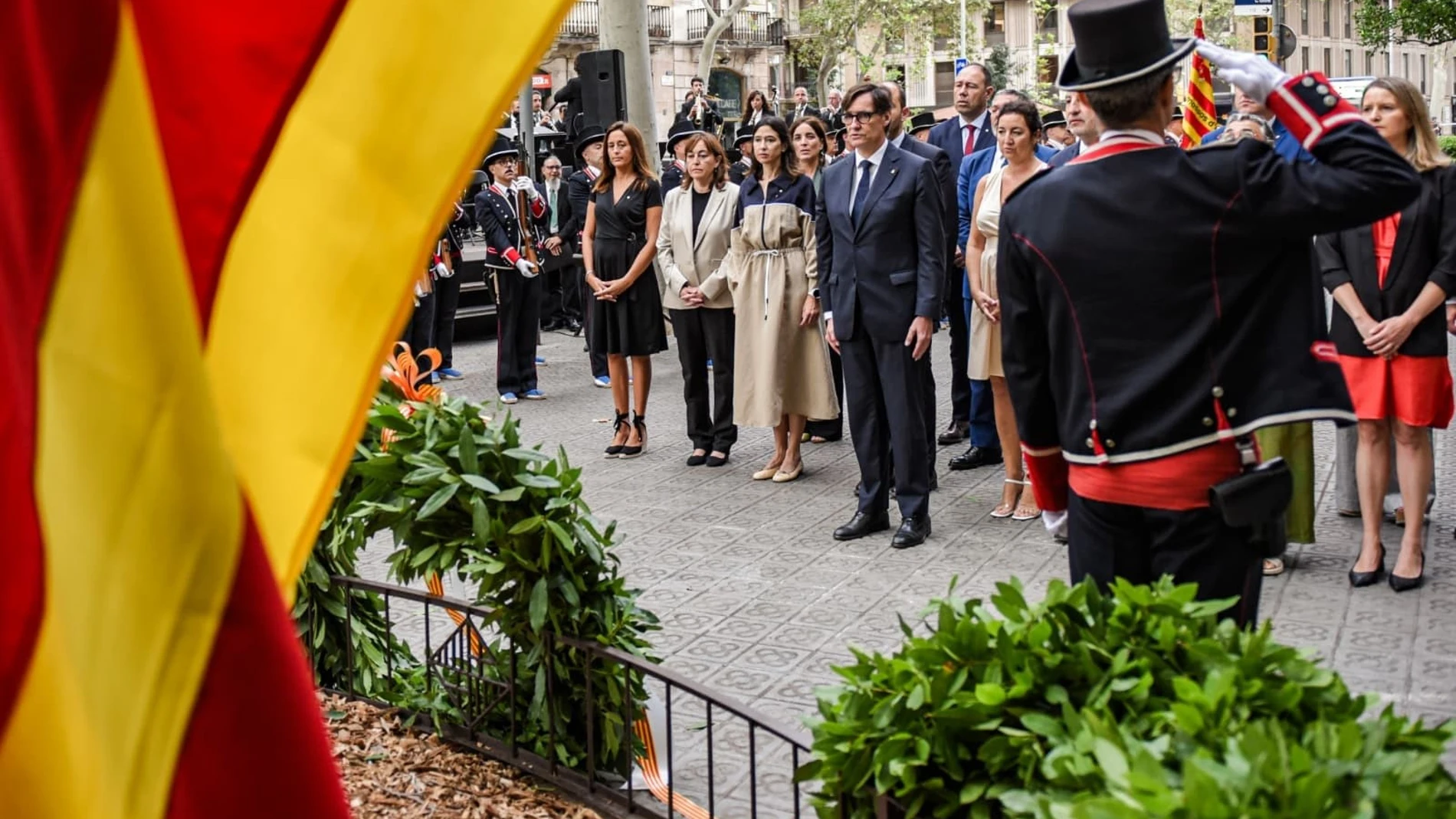 El Govern de la Generalitat, encabezado por su presidente, Salvador Illa, en la ofrenda al monumento de Rafael Casanova por la Diada de Catalunya ALBERTO PAREDES - EUROPA PRESS 11/09/2025