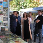 La alcaldesa de Palencia, Miriam Andrés ; y el concejal de Cultura, Turismo y Fiestas, Francisco Fernández(D), acompañan al presidente de ASOFED, Carlos Jimenez(I), en la inauguración de la 11 Feria del Disco, CD y Vinilo