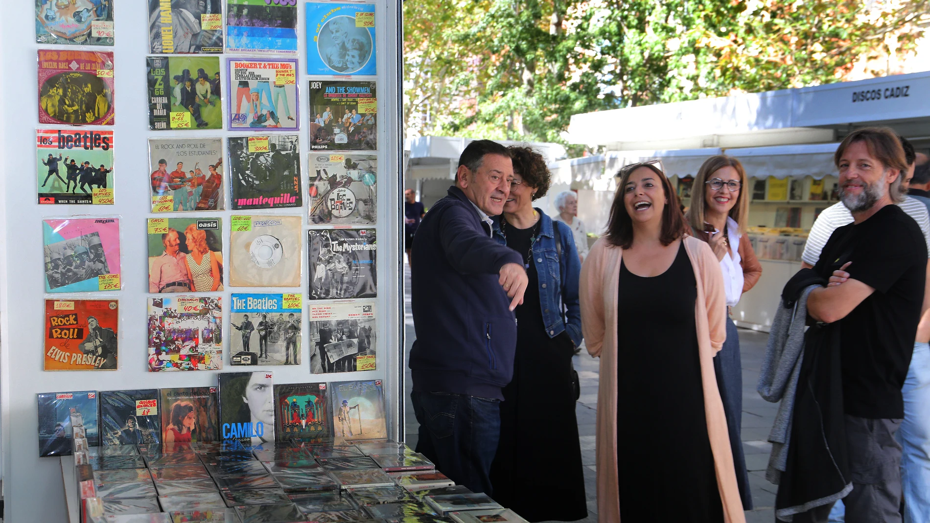 La alcaldesa de Palencia, Miriam Andrés ; y el concejal de Cultura, Turismo y Fiestas, Francisco Fernández(D), acompañan al presidente de ASOFED, Carlos Jimenez(I), en la inauguración de la 11 Feria del Disco, CD y Vinilo
