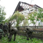 Militares polacos retiran los restos de un dron ruso caído en Wyryki, cerca de Lublin