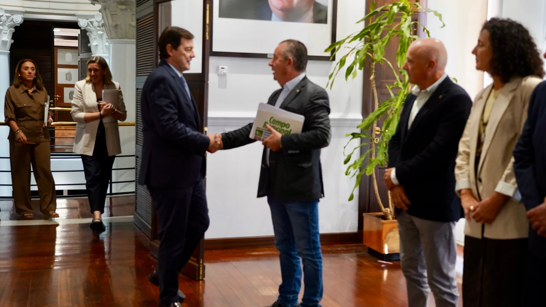 Mañueco saluda a Donaciano Dujo, de Asaja, a su llegada a la reunión junto a Isabel Blanco y González Corral