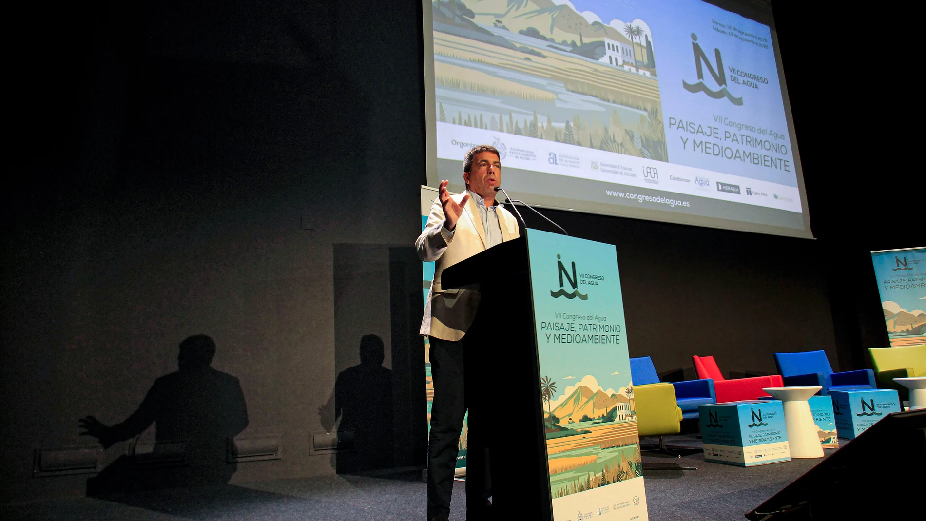 GRAFCVA9195. ELCHE (ALICANTE), 12/09/2025.- El president de la Generalitat, Carlos Mazón, ha anunciado este viernes que el próximo 5 de noviembre llevará a cabo una nueva remodelación de su Consell tras la salida del actual vicepresidente segundo y conseller para la Recuperación tras la dana, Francisco José Gan Pampols. En la imagen Mazón interviene en la inauguración del VII congreso del agua "Paisaje, patrimonio y medio ambiente". EFE/Pep Morell