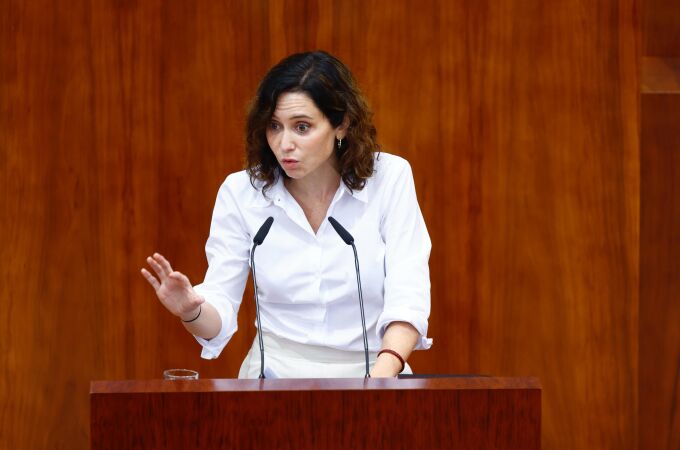 Ayuso contraataca con más anuncios en el DER