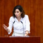 Ayuso contraataca con más anuncios en el DER