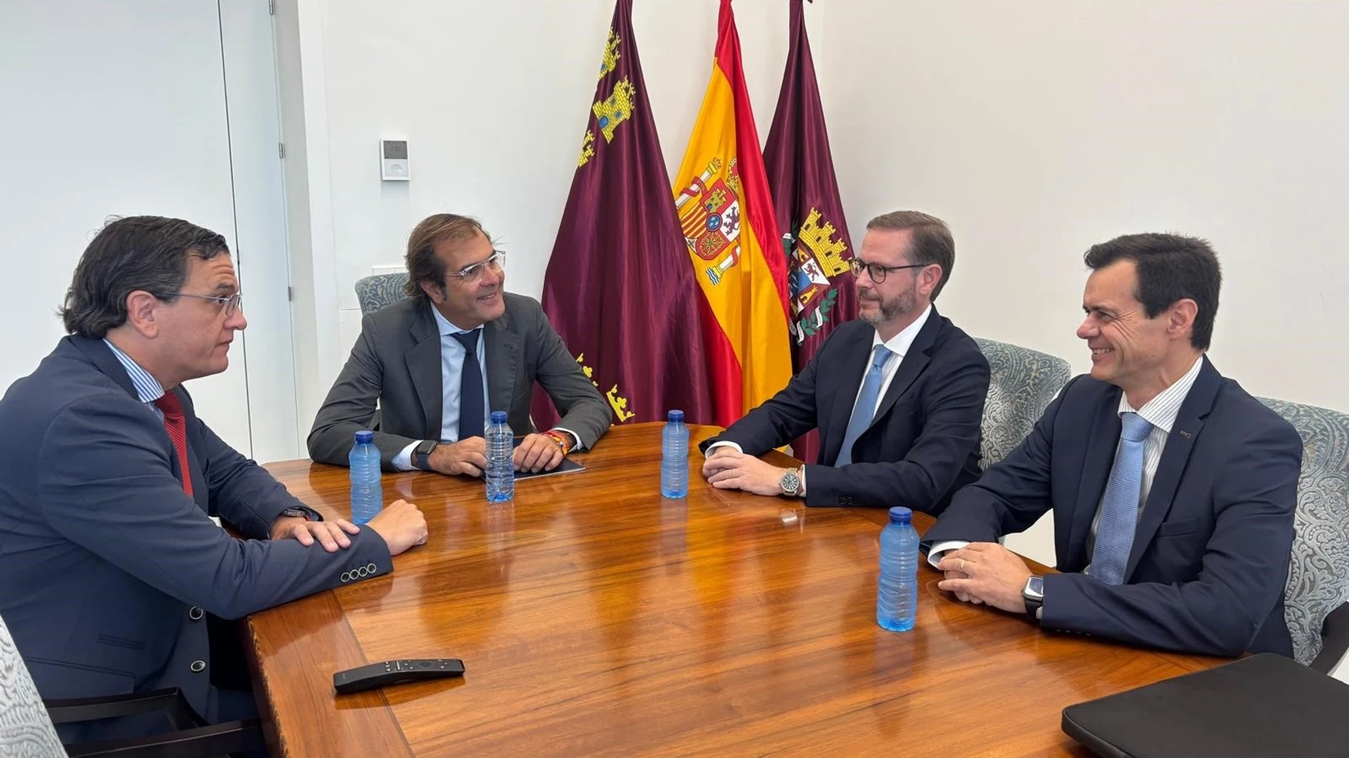 El presidente de la APC, Pedro Pablo Hernández, y el director general, José María Gómez, en un encuentro con el nuevo director del complejo industrial de Repsol en Cartagena, Rafael Quesada, y su antecesor, Antonio Mestre REMITIDA / HANDOUT por APC Fotografía remitida a medios de comunicación exclusivamente para ilustrar la noticia a la que hace referencia la imagen, y citando la procedencia de la imagen en la firma 12/09/2025