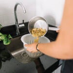 &iquest;Est&aacute; bien verter agua hirviendo por el fregadero? Estos son los riesgos