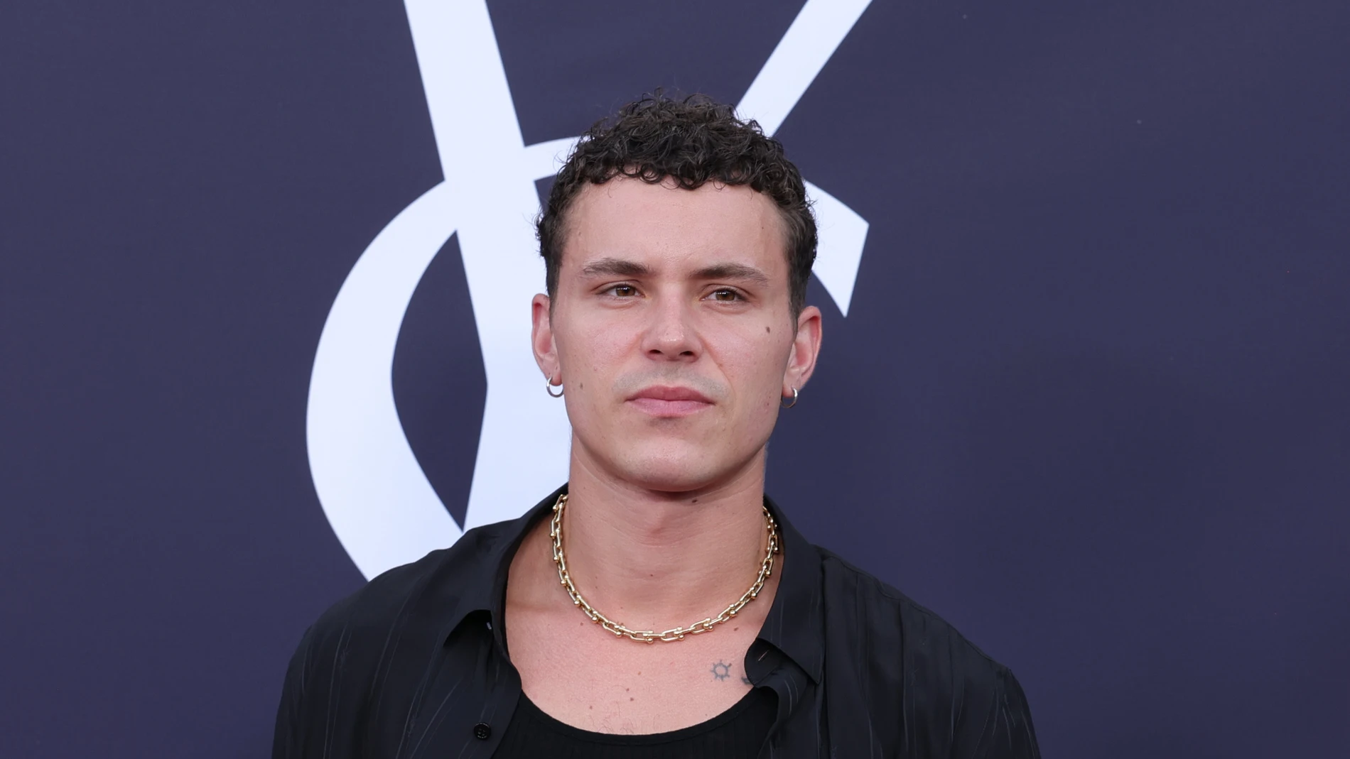 De Arón Piper a Jeremy Allen White: ahora los hombres también quieren joyas