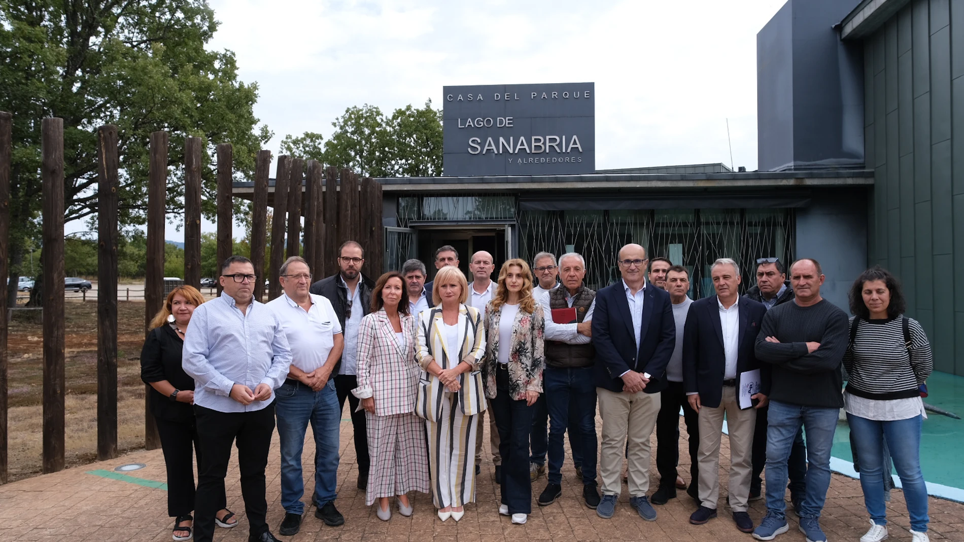 La consejera Leticia García y la viceconsejera Mar Sancho se han reunido este viernes en Galende (Zamora) con representantes de las asociaciones empresariales de las zonas de Sanabria y Carballeda