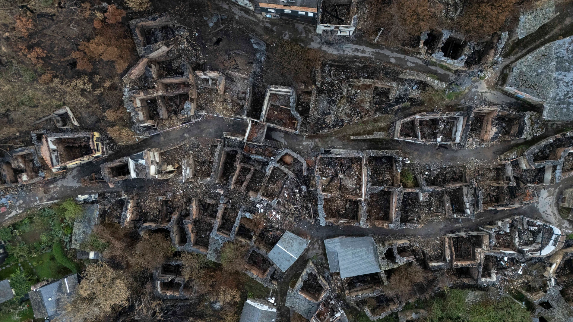 VILAMARTÍN DE VALDEORRAS (OURENSE) 12/09/2025.- Vista aérea de San Vicente de Leira, Vilamartín de Valdeorras (Ourense). Se cumple un mes del mayor incendio de la historia de Galicia, el que se originó en Larouco (Ourense) el pasado 13 de agosto y que calcinó más de 30.000 hectáreas. Los daños son aún visibles y los vecinos recuerdan con estupor lo sucedido mientras afrontan con desesperanza la reconstrucción. EFE/Brais Lorenzo