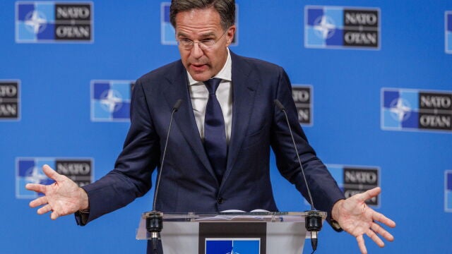 NATO chief and SACEUR general hold joint press conference in Brussels