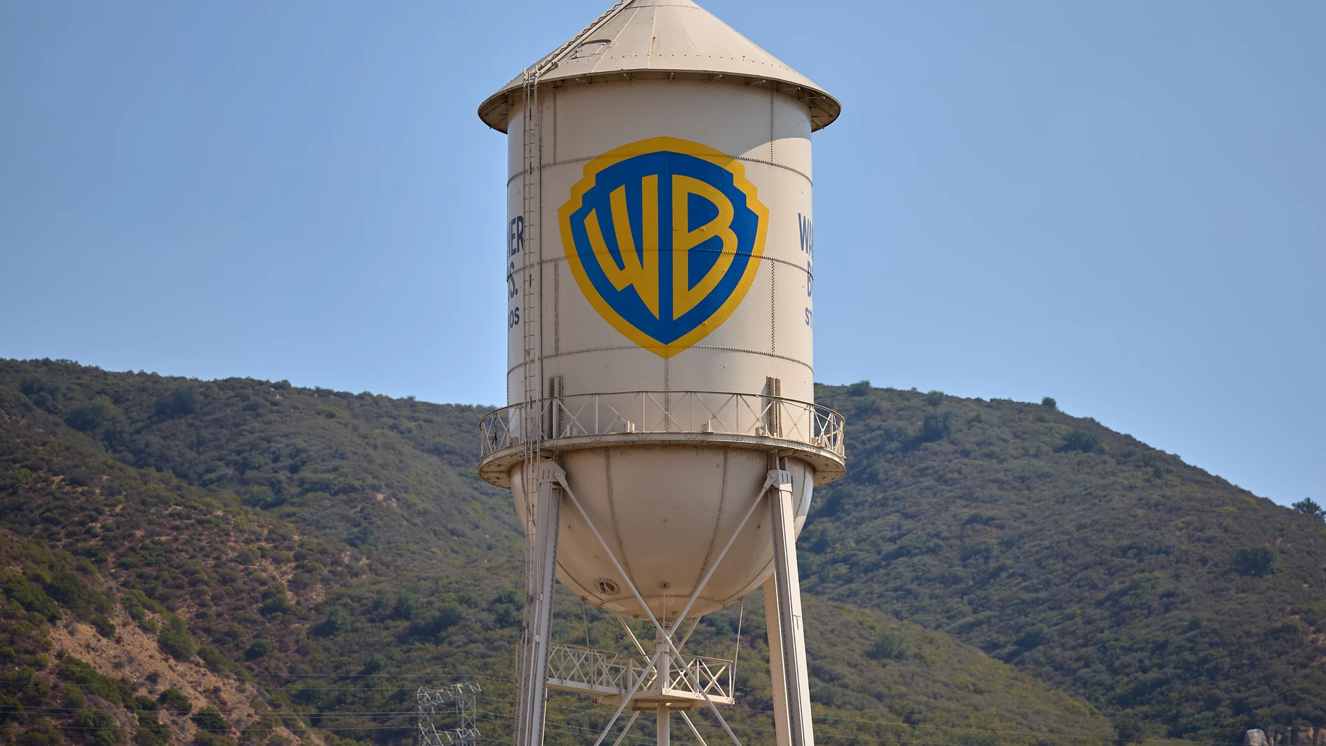 BURBANK (United States), 12/09/2025.- The Warner Bros. Studios water tower in Burbank, California, 11 September 2025. Paramount Skydance is preparing a bid for Warner Brothers Discovery, which owns HBO, CNN, and the Warner Bros. movie studio, according to people with knowledge of the plans. A merger of the two would unite two of the biggest movie studios and two of the most influential news networks, CBS News and CNN. EFE/EPA/ALLISON DINNER