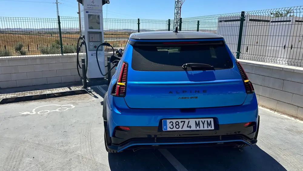 Carga en punto de Endesa X en Santa Cruz de Mudela, que se encuentra en fase de renovación, punto km 210 de la A4
