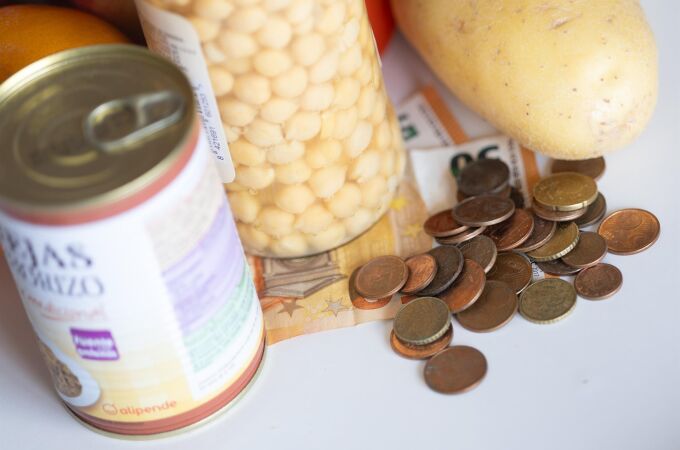 Alimentos y dinero en efectivo.
