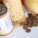 Alimentos y dinero en efectivo.