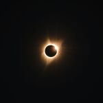 A estas personas son a las que más les está afectando el eclipse, según una experta