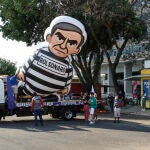 Estudiantes brasileños desfilaron en Brasilia con un muñeco del expresidente Jair Bolsonaro vestido de preso