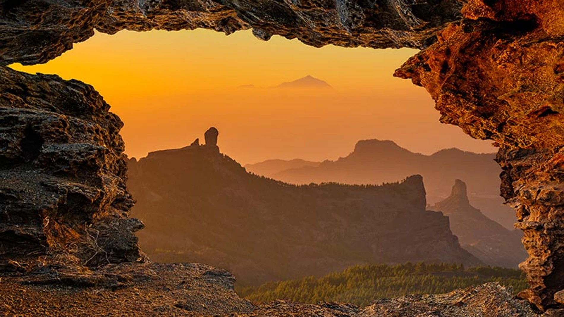 Roque Nublo con el Teide de fondo