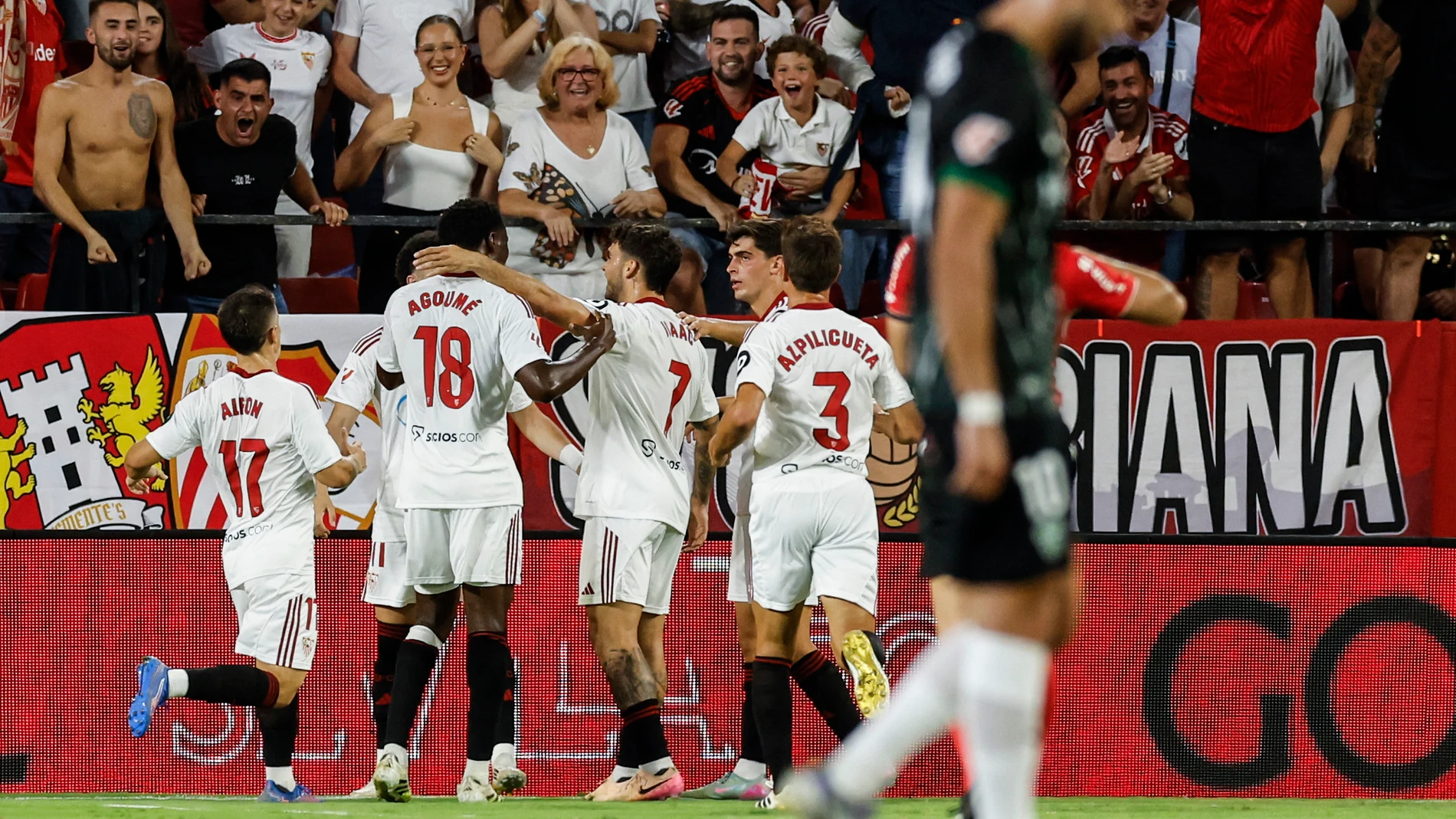 SEVILLA, 12/09/2025.- Los jugadores del Sevilla celebran el primer gol de su equipo este viernes, durante el partido de la jornada 3 de LaLiga EA Sports, que disputan Sevilla FC y Elche CF, en el estadio Ramón Sánchez-Pizjuán de la capital andaluza. EFE/ Julio Muñoz